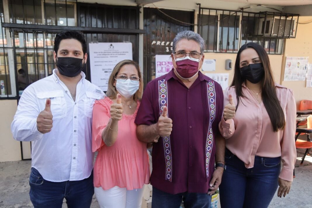 ACUDIÓ EL ALCALDE ARMANDO MARTÍNEZ MANRÍQUEZ A EMITIR SU VOTO