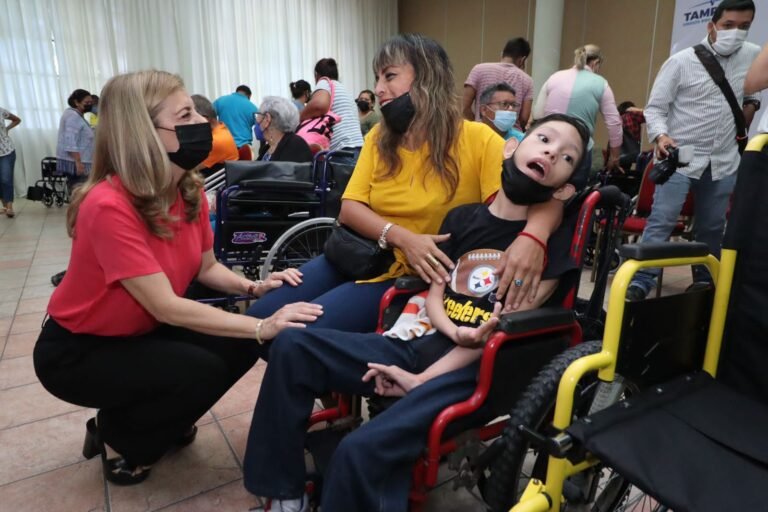 Entregan Chucho Nader y Aída Féres, 66 aparatos funcionales