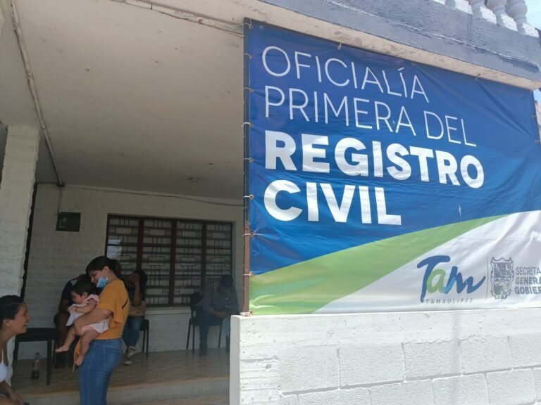 Adultos mayores asisten a regístrese por primera vez en el Registro Civil, acuden tres por semana