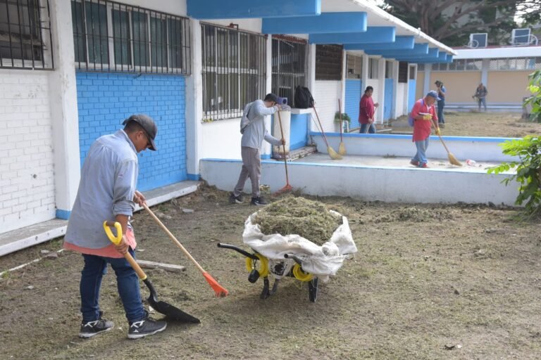 Encabeza Chucho Nader Jornada Especial de Limpieza en Planteles Escolares