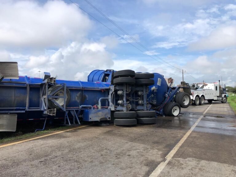 Vuelca pipa cargada con 60 mil litros de combustible 
