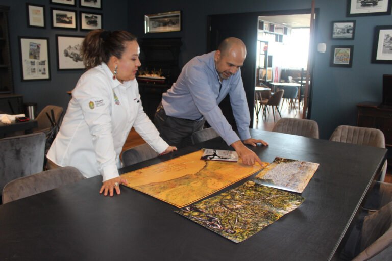 PRESENTAN A ALCALDESA DE TAMPICO ALTO AVANCES DE LIBRO HISTÓRICO