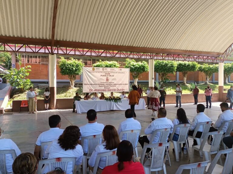 IMPARTE CONFERENCIA EL DR. ATANACIO GARCÍA DURÁN A DOCENTES DEL COBAEV 01