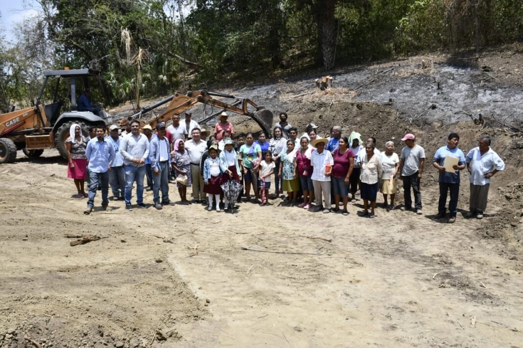 Construyen presa en la localidad El Sabino