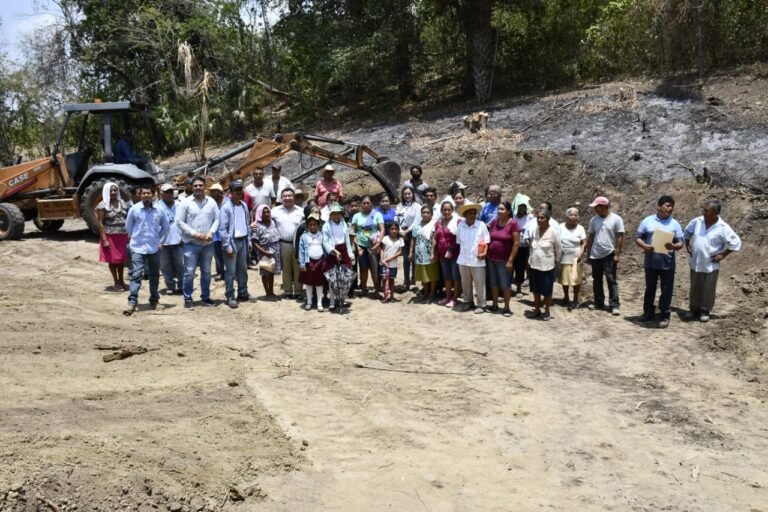 Construyen presa en la localidad El Sabino