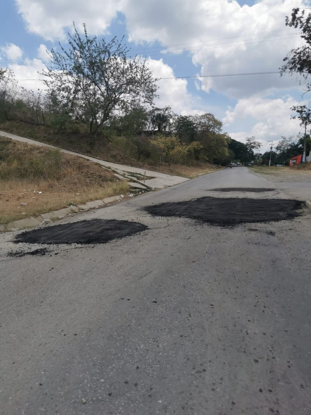 Realizan el bacheo de calles y carretera municipalizada