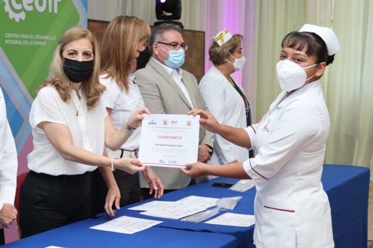 Egresan 127 Alumnos de Enfermería y Belleza de los CEDIF de Tampico