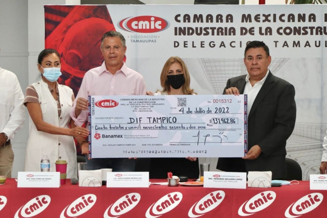 Empresarios constructores de la CMIC entregan recursos al DIF Tampico