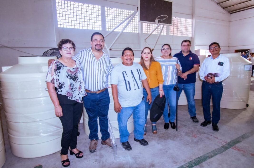 ENTREGA EL DIF DE EL HIGO TINACOS A FAMILIAS VULNERABLES