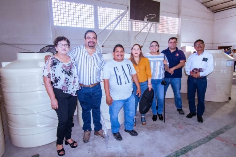 ENTREGA EL DIF DE EL HIGO TINACOS A FAMILIAS VULNERABLES