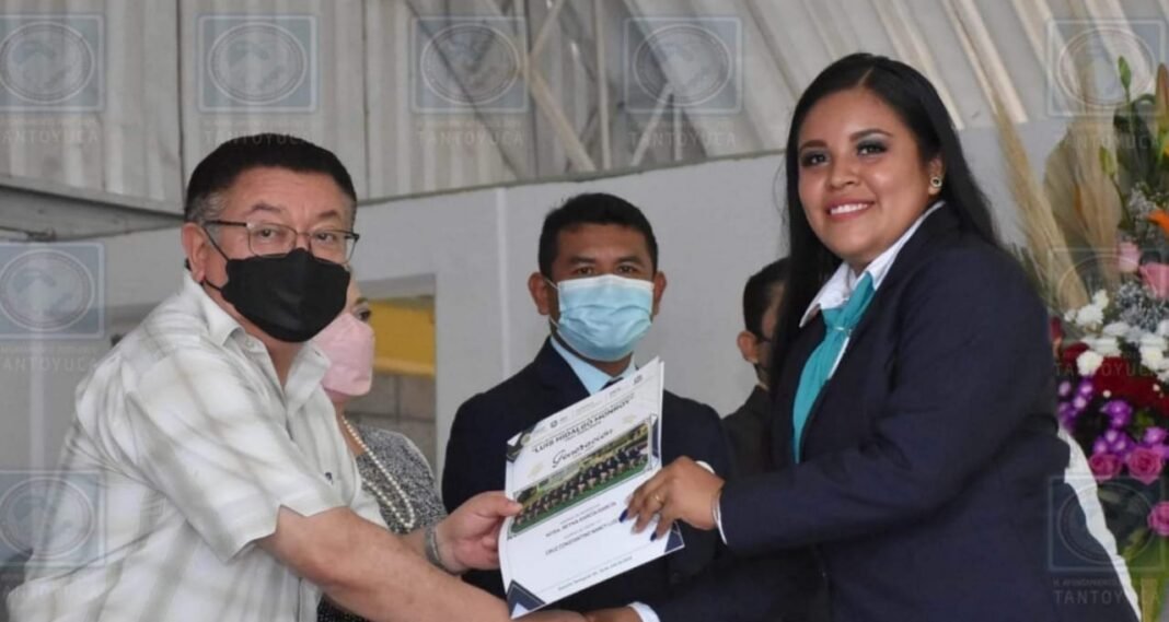 JGA exhorta alcalde jóvenes a seguir estudiando para alcanzar sus sueños
