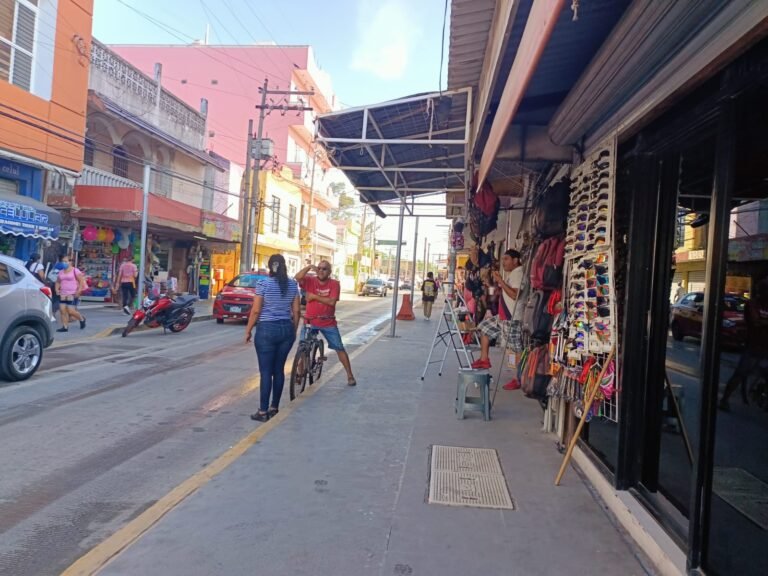 Con presencia de Guardia Nacional, retiran a comercio establecido de banquetas