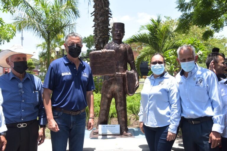 Devela Chucho Nader Monumento a Voceadores en Tampico