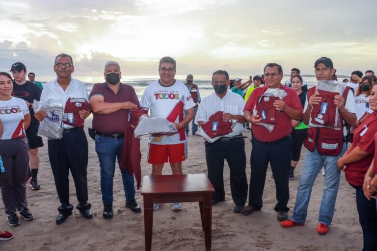 Entrega Armando Martínez uniformes a choferes