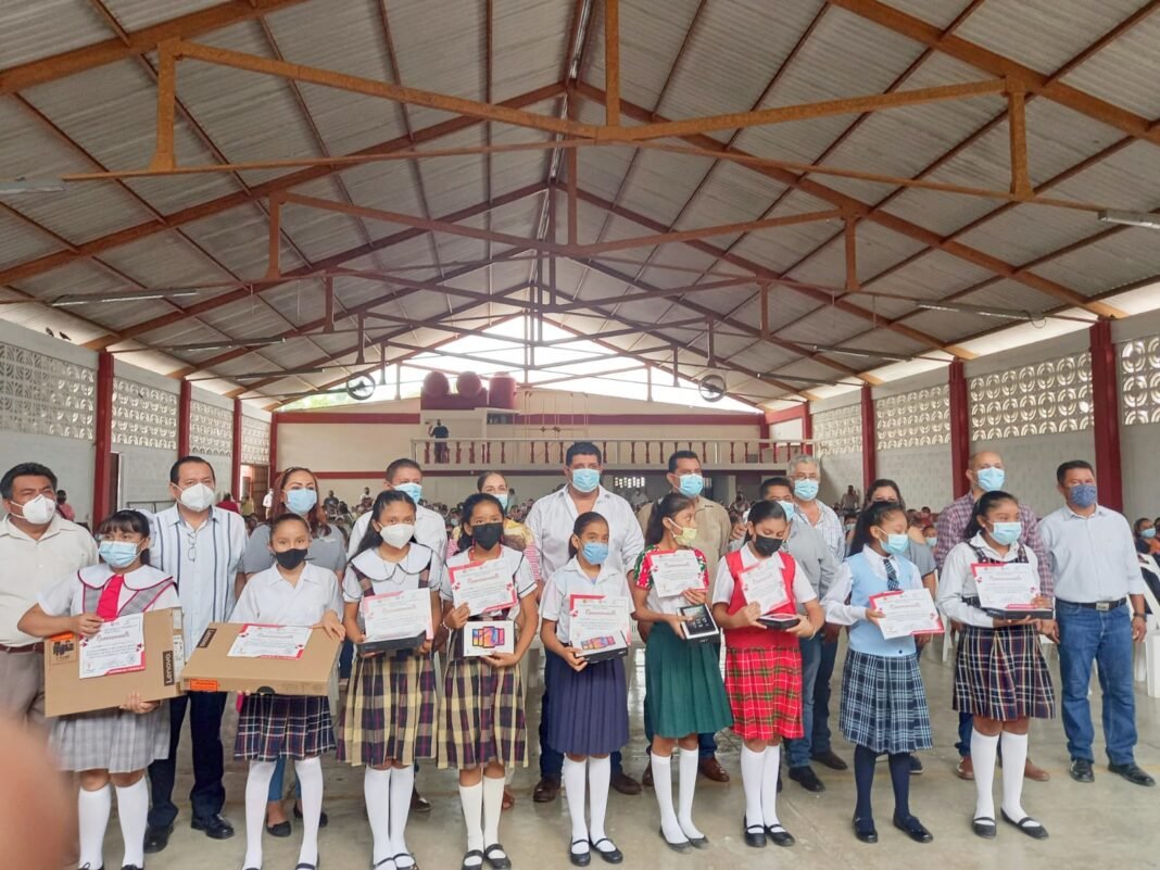 Entrega Guilebaldo Flores López becas de excelencia educativa a alumnos de educación basica
