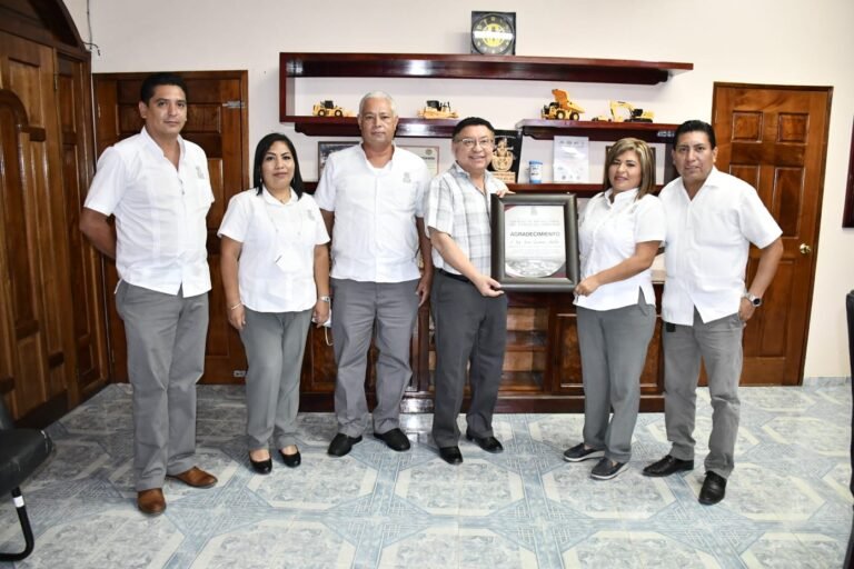 Entregan reconocimiento al alcalde Jesús Guzmán Avilés.
