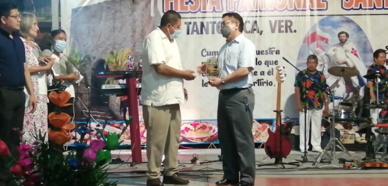 Entregan reconocimiento al alcalde de Tantoyuca