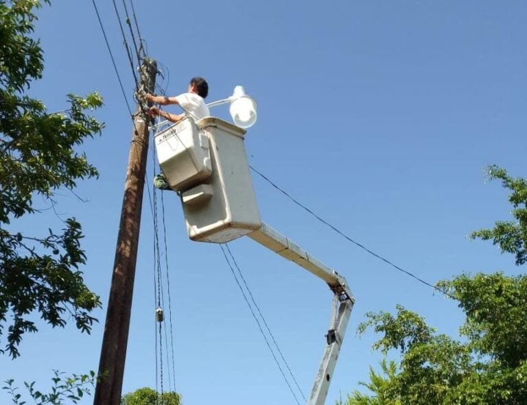 Cuentan con calles mejor iluminadas en Los Ajos