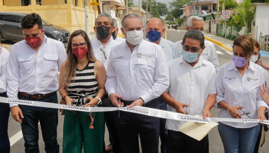 Gobierno de Adrián Oseguera pavimenta calle con abandono superior a los 50 años