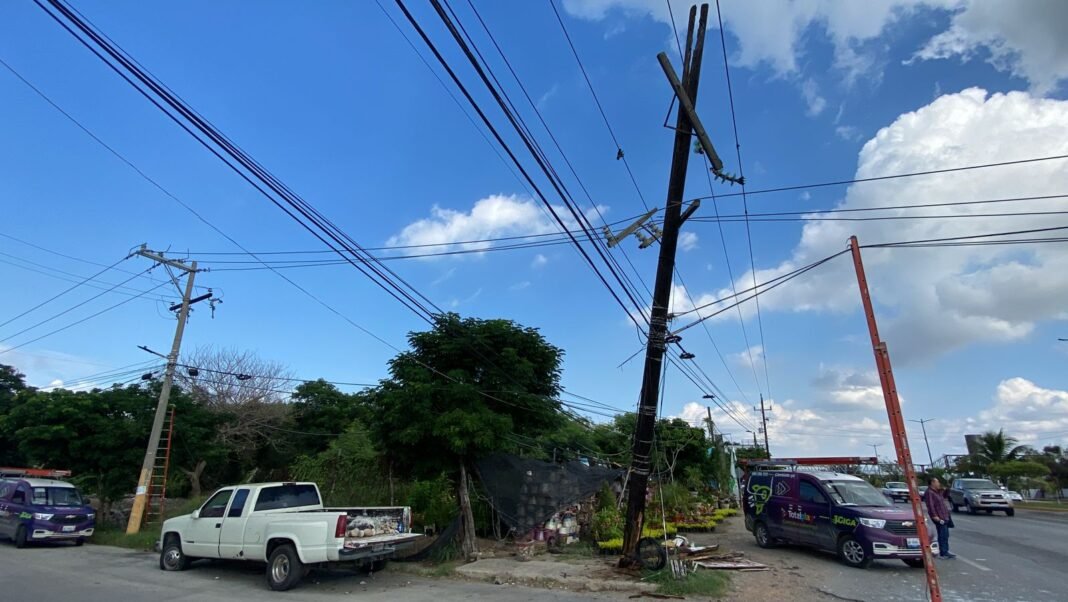 Choque contra poste de CFE, deja sin luz<br>al sector Sipobladur en Altamira