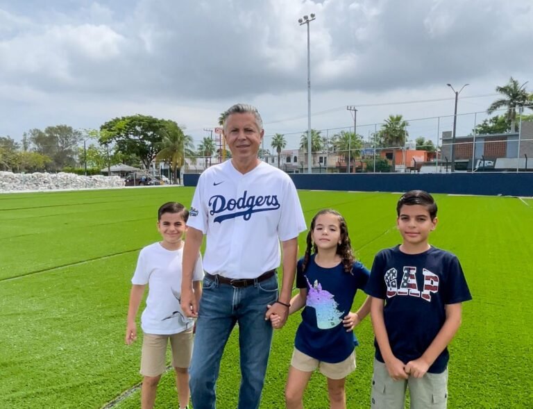 Supervisa Chucho Nader Reconstrucción de Campo de Softbol en la UNIDEP