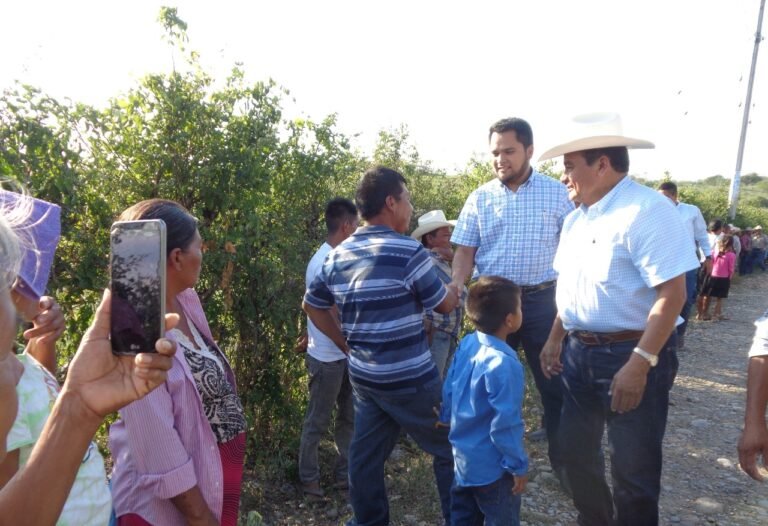 BANDERAZO A LA REHABILITACION DE CAMINO RURAL EN TEMPOAL 