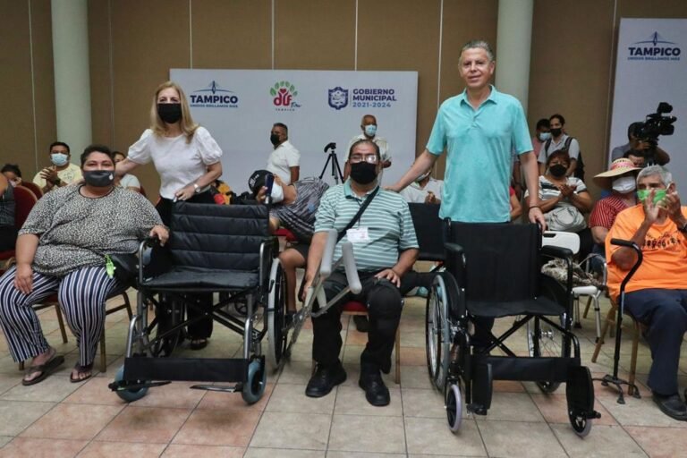 Entregan Chucho Nader y Aída Féres de Nader Aparatos Funcionales y Apoyos a Grupos Vulnerables
