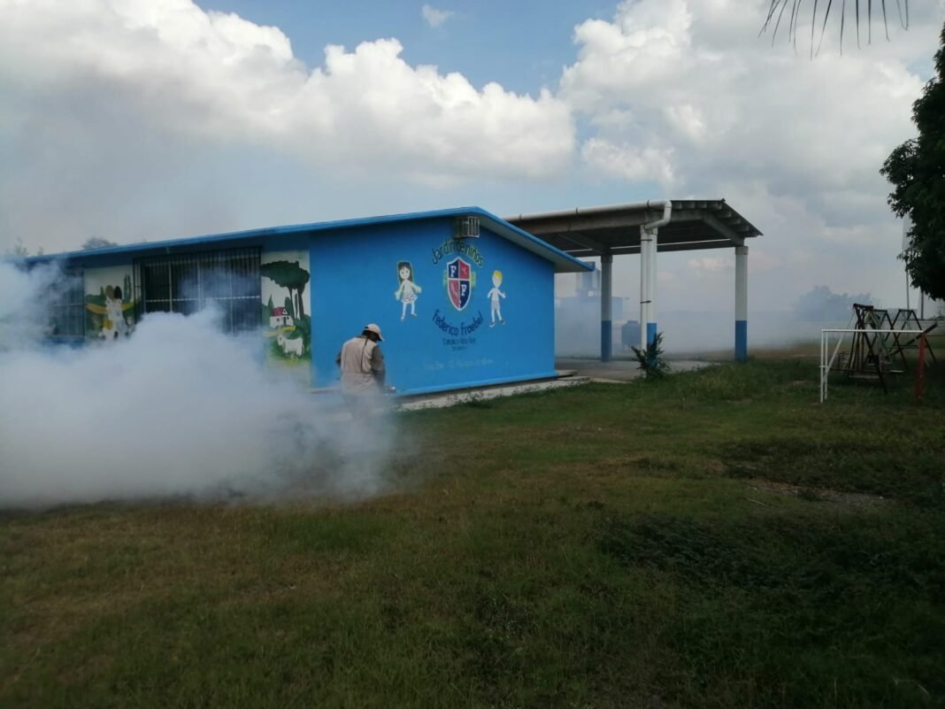 FUMIGAN ESCUELAS EN TAMPICO ALTO PARA UN REGRESO SEGURO A CLASES