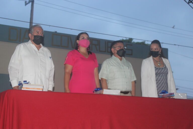 Exhorta Jesús Guzmán Avilés a alumnos tener la inquietud de un mejor futuro