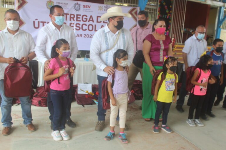 Entrega la SEV útiles escolares en zona indígena