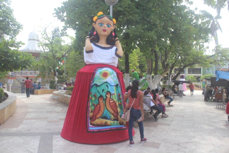 Colorida ciudad con adornos patrios