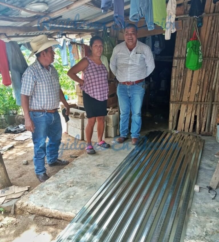 Continúan entregando apoyos