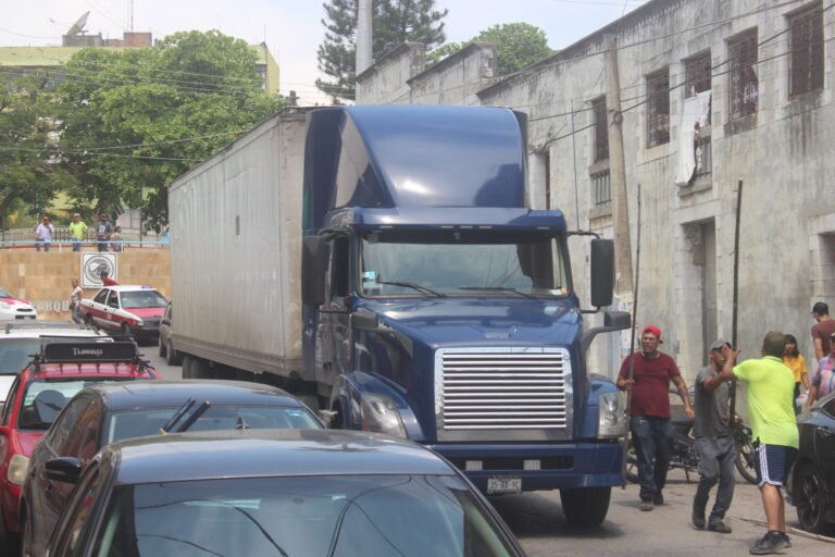 Pesada unidad ocasiona caos vial en Tantoyuca