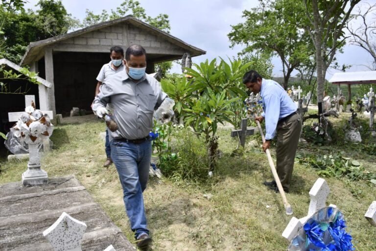 Buscan prevenir enfermedades con limpieza de panteones