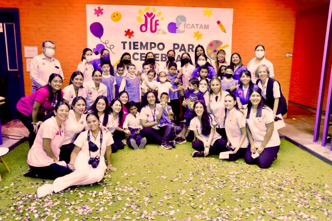 CATam del DIF Tamaulipas entrega los primeros certificados de egreso a niñas y niños con autismo para integrarse a escuelas regulares.
