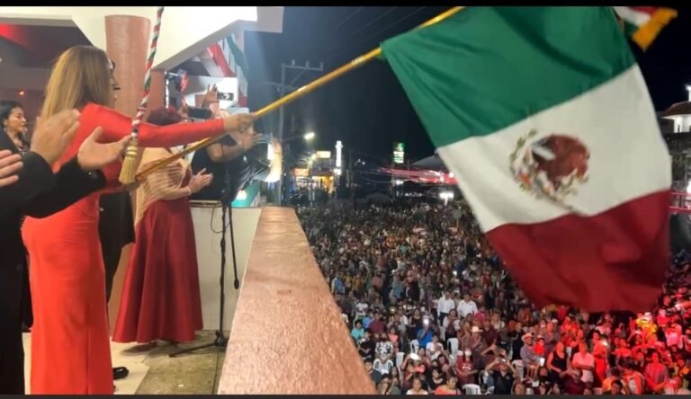 Vitoreo Valeria Nieto Reynoso a los Héroes que nos dieron Patria y Libertad