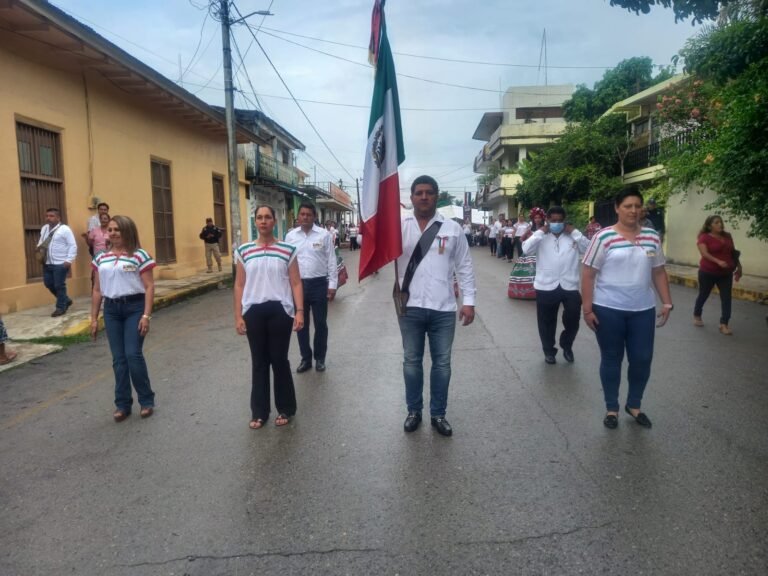 CONMEMORAN CON LUCIDO DESFILE LA INDEPENDENCIA DE MEXICO EN PLATÓN SÁNCHEZ