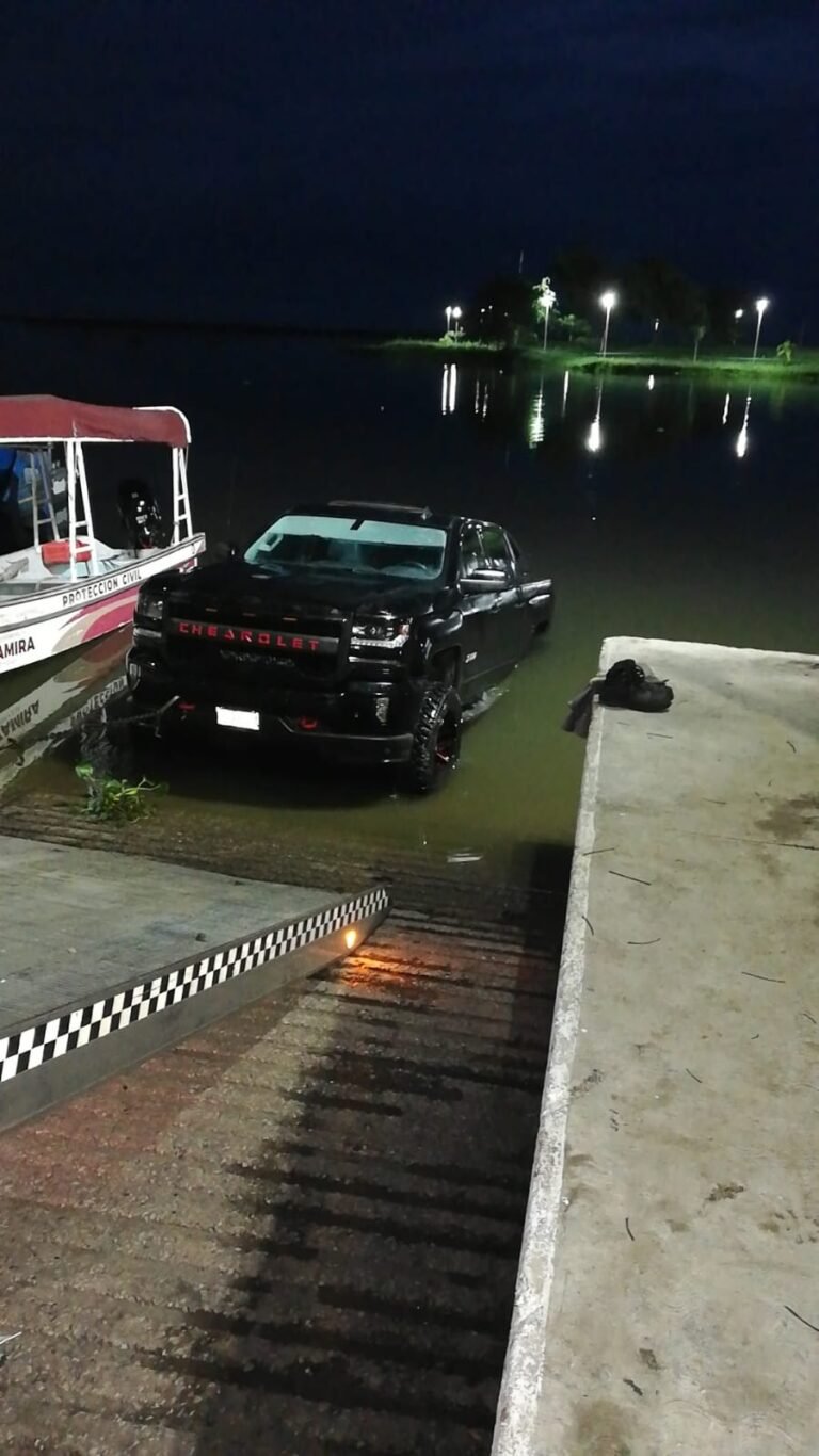 Mete a Laguna de  Champayan camioneta de papi