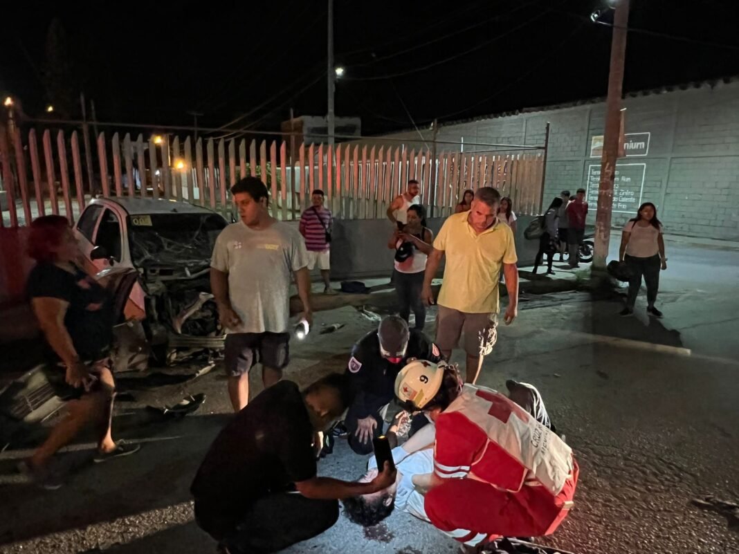 Chofer de taxi es embestido, se encuentra es estado grave 