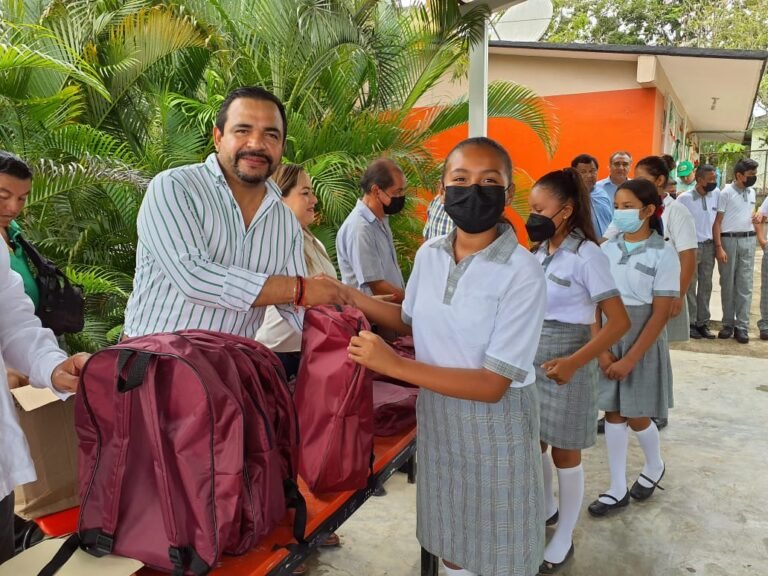 ENTREGAN PAQUETES DE ÚTILES ESCOLARES EN COMUNIDADES DE  EL HIGO 