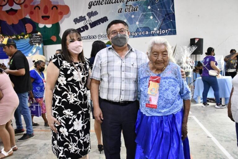 Autoridades municipales celebran el día del adulto mayor