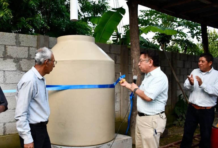 Entrega alcalde de Tantoyuca captadores de agua en 7 Palmas