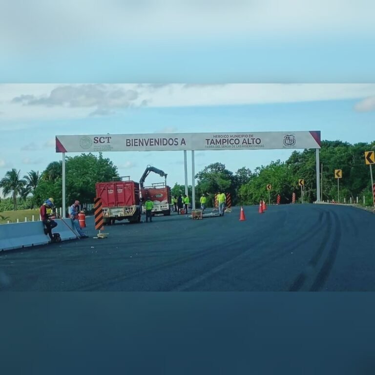 COLOCA SCT ARCO DE BIENVENIDA A TAMPICO ALTO EN LA CARRETERA FEDERAL 180