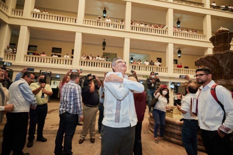 Reciben al gobernador Américo entre aplausos.