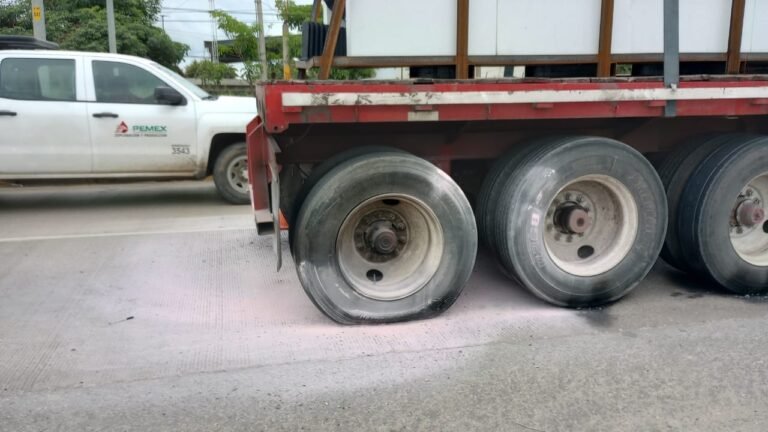 Tráiler terminó incendiado al tomar cables de CFE, otro más resultó con fuga de combustible que trasladaba a NL