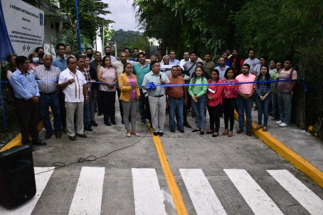 Inaugura Jesús Guzmán Avilés pavimentación de calle