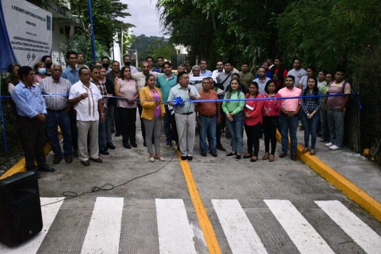 Inaugura Jesús Guzmán Avilés pavimentación de calle