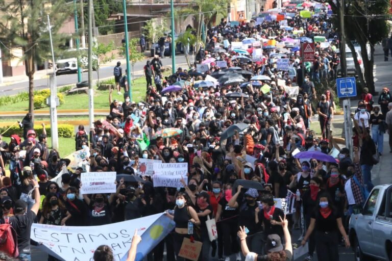Megamarcha de estudiantes de la UV, protestancontra el acoso sexual y la protección de autoridades