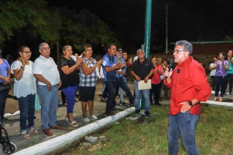 ENCIENDE ALCALDE DE ALTAMIRA LUMINARIAS EN CAMPO DEPORTIVO DE LA COLONIA ROGER GÓMEZ 