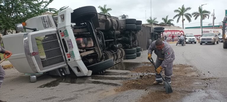 Vuelca tráiler con 26 toneladas de limón